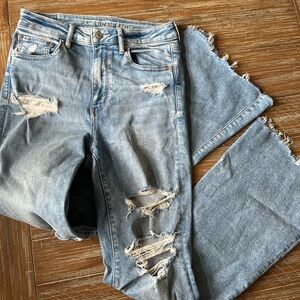 American Eagle Outfitters 3795 Light Wash Distressed Stretch Size 8. Raw Hem.